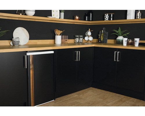 Světlá kuchyně s černými kuchyňskými skříňkami a dřevěnými pracovními deskami.