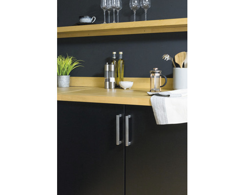 Kuchyňská scéna s kuchyňskými skříňkami, pracovní deskou a náčiním