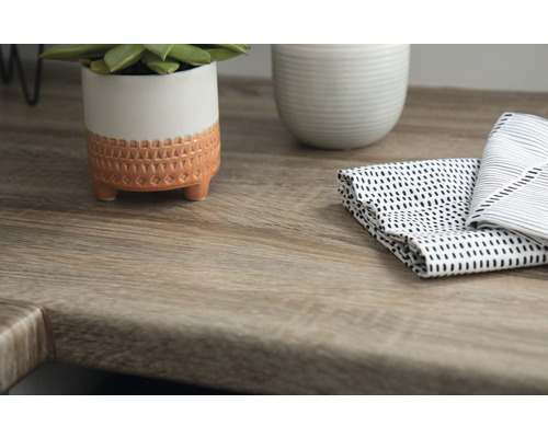 Dekorativní předměty na pracovní desce s dřevěnou strukturou