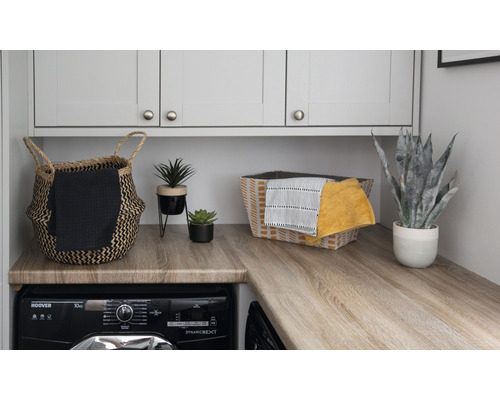 Prádelna s úložným prostorem, koši na prádlo a pokojovými rostlinami