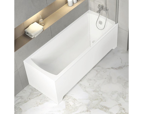 Obdélníková vana se sprchovou zástěnou v koupelně