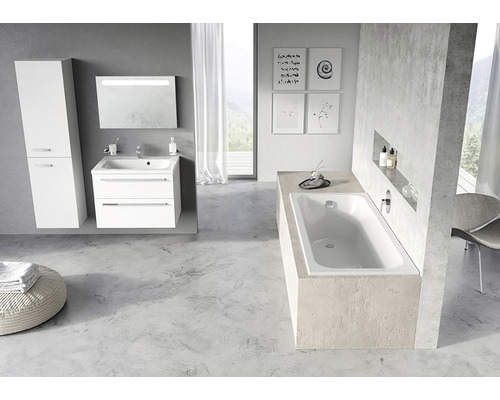 Moderní koupelna s vanou, umyvadlem se skříňkou a zrcadlovou skříňkou