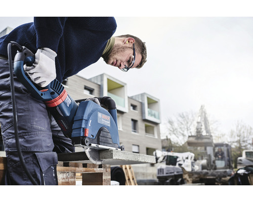 Řemeslník řeže kámen drážkovací frézkou Bosch