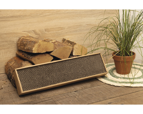 Škrabadlo z kartonu pro kočky, vedle polen dřeva a pokojové rostliny