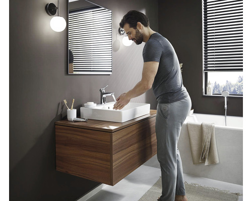 Moderní koupelna s umyvadlem, skříňkou a zrcadlem