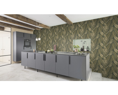 Moderní kuchyně se šedými skříněmi a tapetou s motivem listů