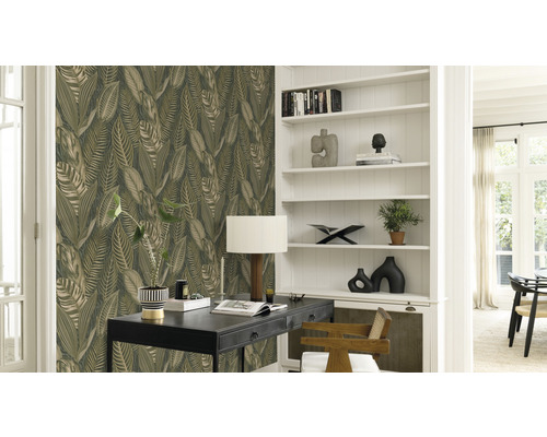 Dekorativní obývací pokoj s tapetou se vzorem listů, psacím stolem a knihovnou