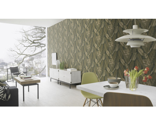 Obývací pokoj s tapetou s listy, jídelním stolem, příborníkem a velkým oknem