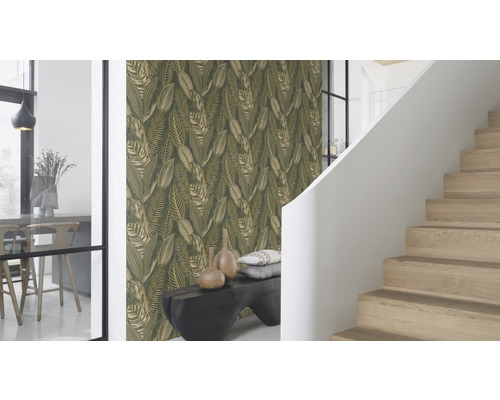 Chodba s tapetou s listovým vzorem, schodištěm a lavicí