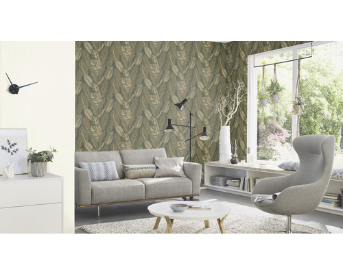 Obývací pokoj s pohovkou, křeslem a tapetou se vzorem listů