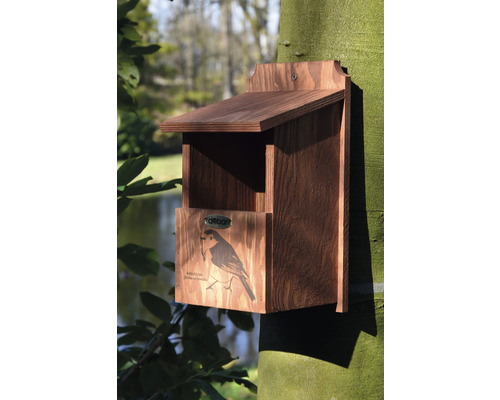 Dřevěná ptačí budka pro připevnění na strom s obrázkem ptáka