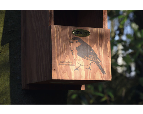 Dřevěná ptačí budka s motivem červenky a logem Dobar