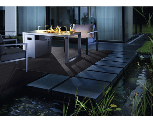 Terasa s ohništěm, posezením a jezírkem