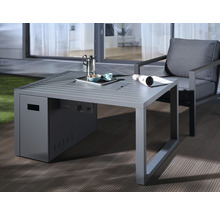 Terasa s šedým zahradním stolem s plynovým ohništěm a odpovídajícím křeslem.