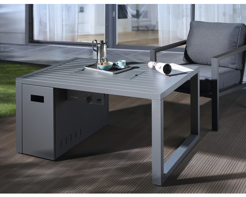 Terasa s šedým zahradním stolem s plynovým ohništěm a odpovídajícím křeslem.