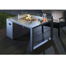 Ohniště se skleněným okrajem, nápoji a venkovním posezením