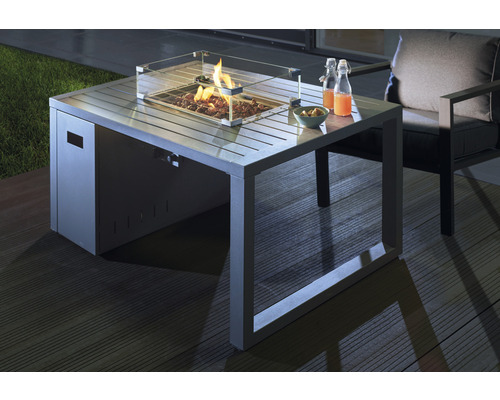 Ohniště se skleněným okrajem, nápoji a venkovním posezením