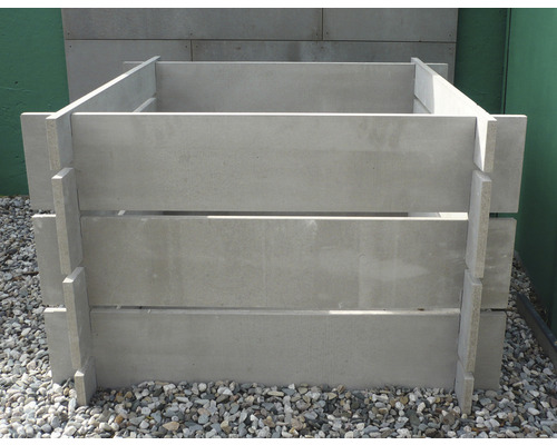 Zvýšený záhon z betonových prvků na zahradě