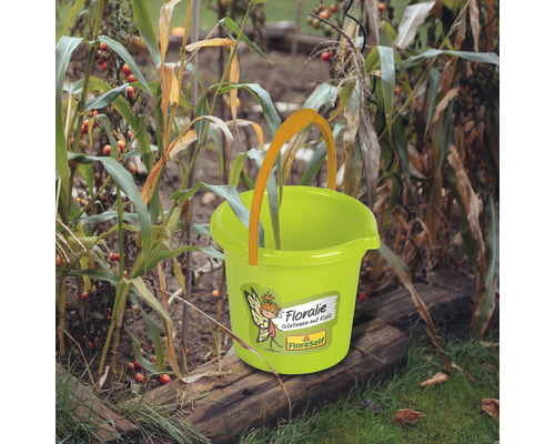 Plastový zahradní kbelík s rukojetí na zahradě