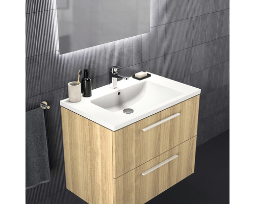 Koupelna s umyvadlovou skříňkou, umyvadlem a zrcadlem