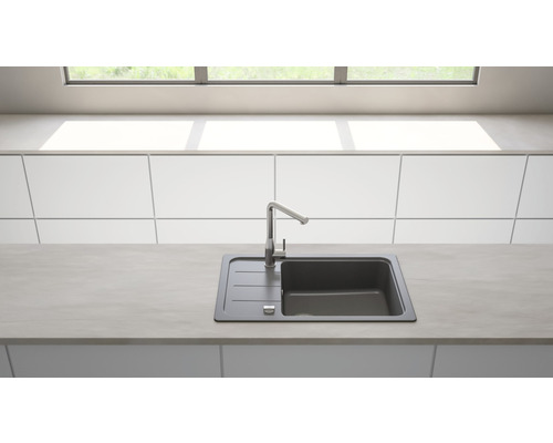 Kuchyňský dřez s baterií ve světlé kuchyni