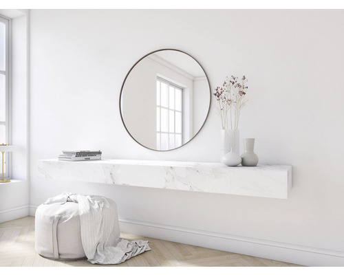 Světlá místnost se zrcadlem, konzolou, vázami a stoličkou