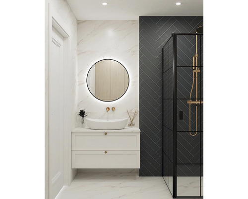 Světlá koupelna s umyvadlem, zrcadlem a sprchou