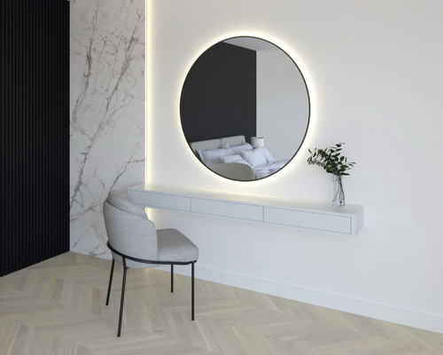 Moderní ložnice s osvětleným zrcadlem, umyvadlem a židlí