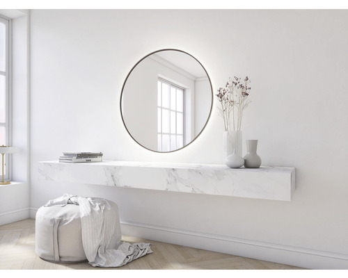 Světlý interiér se zrcadlem, konzolou, dekorací a taburetem