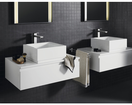 Koupelna se dvěma umyvadly, umyvadlovými skříňkami a zrcadly na tmavé stěně