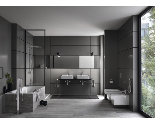 Moderní koupelna s vanou, sprchou, umyvadlem a toaletou