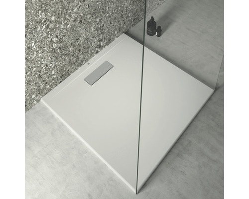 Čtvercová sprchová vanička s odtokovou soupravou v koupelně