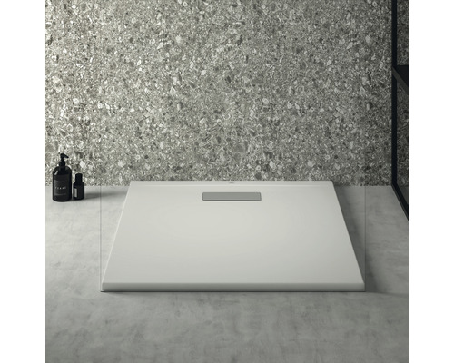 Čtvercová sprchová vanička s krytem v koupelně