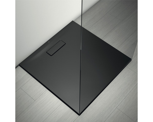 Černá sprchová vanička s odtokem v koupelně