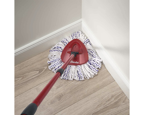 Mop s trojúhelníkovou hlavou čistí roh