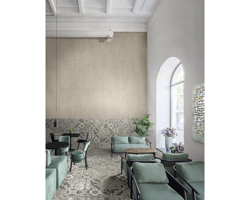 Interiér s podlahovými a nástěnnými dlaždicemi, posezením a dekorativními prvky.