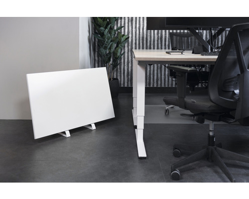 Kancelář se stolem, kancelářskou židlí a radiátorem