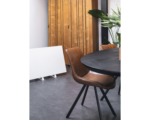 Jídelna s jídelním stolem, židlemi, radiátorem a dřevěnou skříní