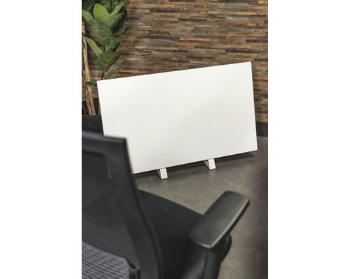 Volně stojící bílá protihluková stěna v kanceláři