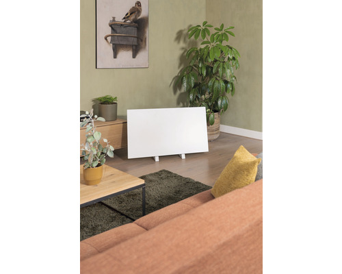 Obývací pokoj s topným panelem, gaučem, stolem a pokojovými rostlinami