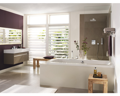 Moderní koupelna s vanou, sprchou, umyvadlem a okenními žaluziemi