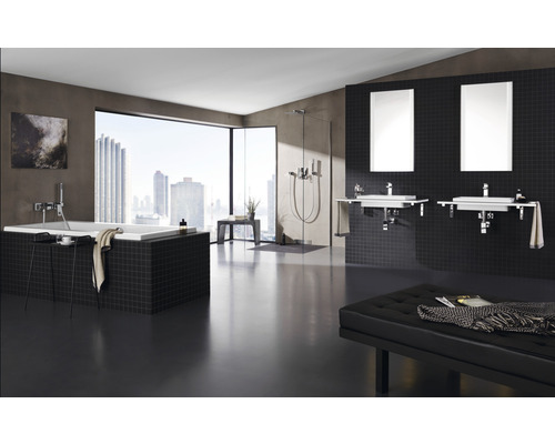 Koupelna s vanou, sprchou, umyvadly a zrcadly