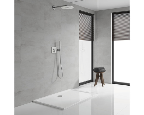 Sprchový kout se sprchovou vaničkou, sprchovou hlavicí, armaturou a stoličkou s ručníky v koupelně.