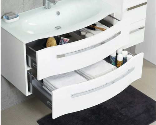 Skříňka pod umyvadlo s otevřenými zásuvkami plnými ručníků a koupelnových potřeb