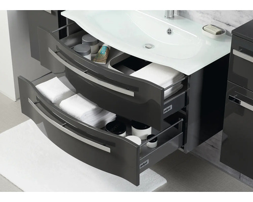 Skříňka pod umyvadlo se dvěma otevřenými zásuvkami v koupelně