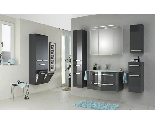 Moderní koupelna s umyvadlovou skříňkou, zrcadlovou skříňkou, vysokými skříněmi a stoličkou