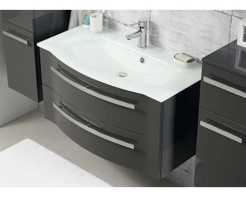 Koupelna s umyvadlovou skříňkou, umyvadlem, dvěma zásuvkami a baterií