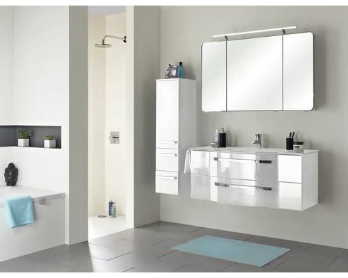 Moderní koupelna s umyvadlovou skříňkou, zrcadlovou skříňkou, vysokou skříňkou a sprchou.