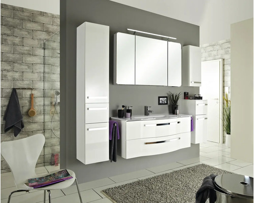 Koupelna s bílým koupelnovým nábytkem, zrcadlovou skříňkou a umyvadlem