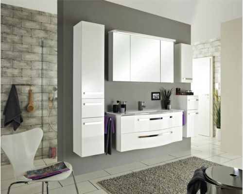 Koupelna s bílým koupelnovým nábytkem, zrcadlovou skříňkou, umyvadlem a ručníky